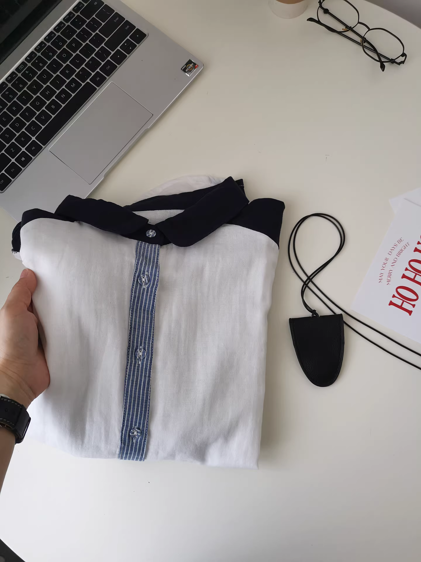 Áo sơ mi chắp vá sọc đôi bằng vải gạc đơn giản, đa năng và sành điệu! Áo kiểu dáng độc đáo, rộng rãi dành cho nữ.