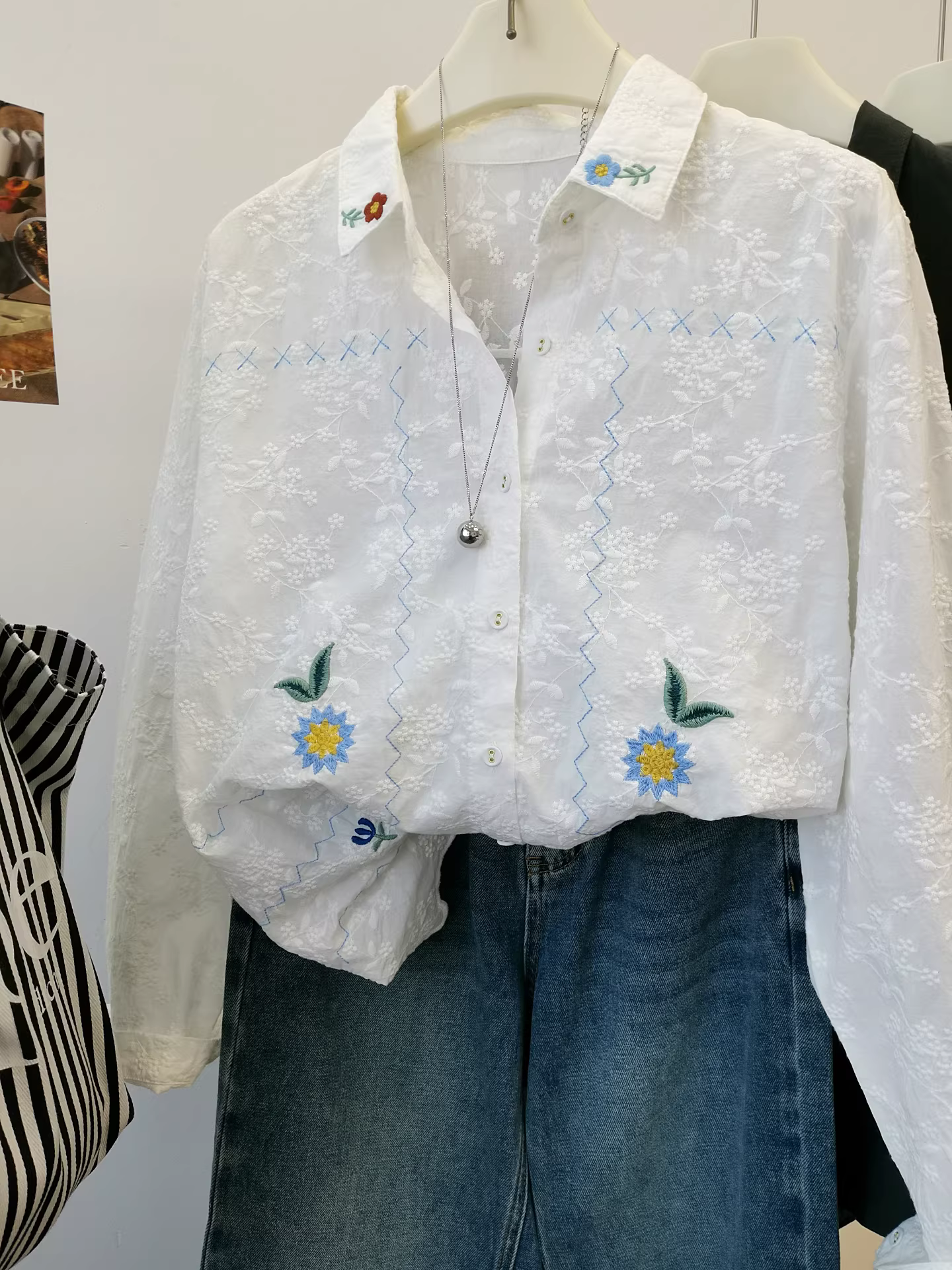 Áo sơ mi trắng thêu toàn bộ kiểu dáng độc đáo, đa năng và sành điệu, áo mùa thu nữ dáng rộng bằng cotton nguyên chất theo phong cách nghệ thuật kiểu Pháp.