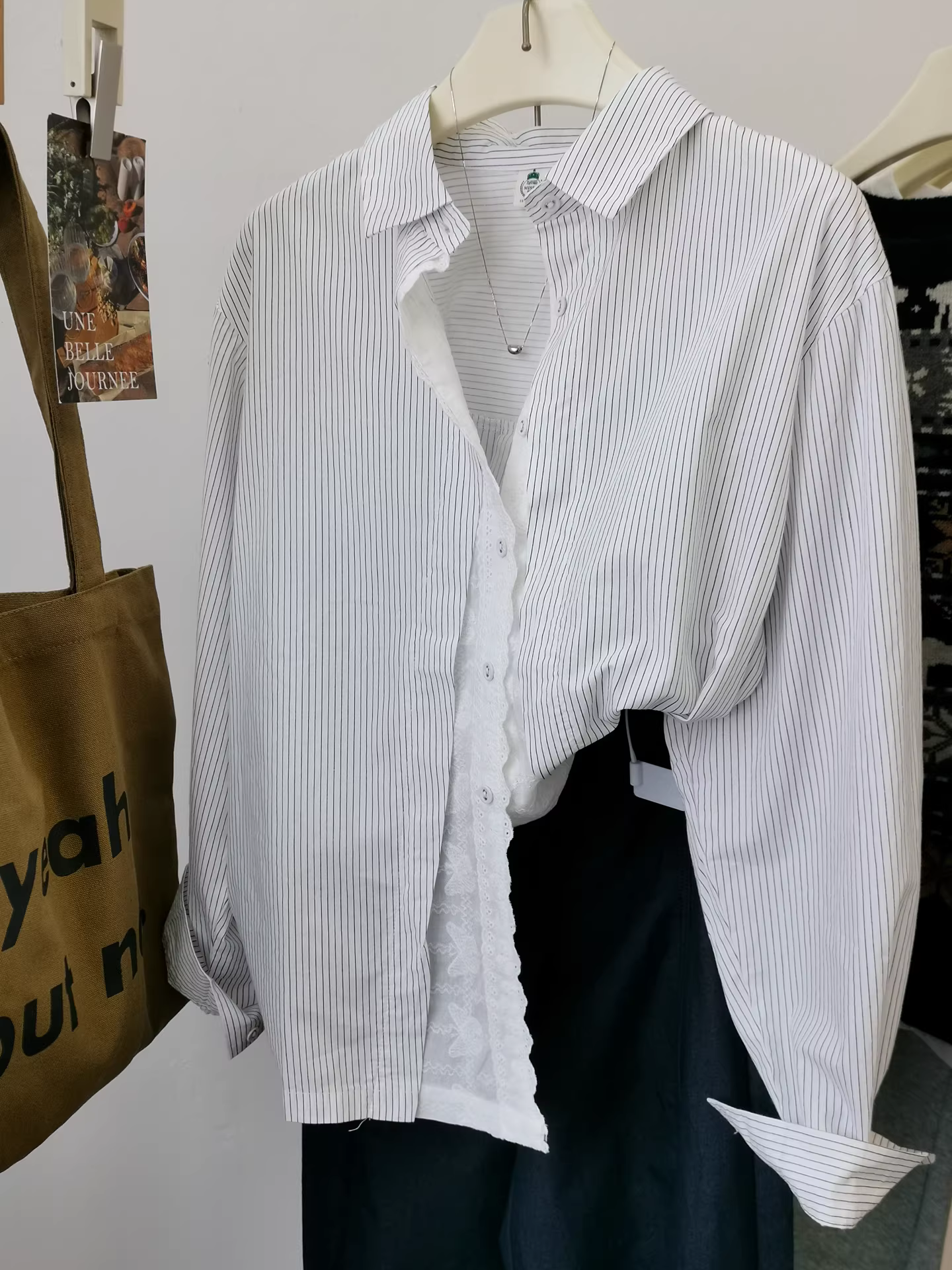 Áo sơ mi nữ dáng rộng, chất liệu cotton nguyên chất, kiểu cổ tam giác, viền ren nhỏ, đường may sọc dọc, xếp lớp, phong cách retro, mặc thường ngày