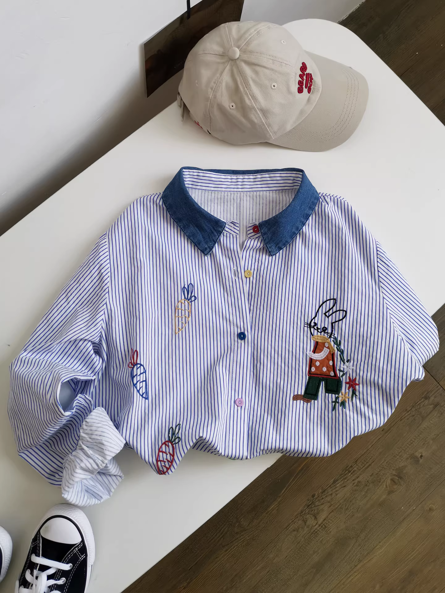 Áo sơ mi denim phối màu, thêu hình thỏ, áo sơ mi dáng rộng, áo sơ mi dài tay đa năng để phối đồ mùa thu.