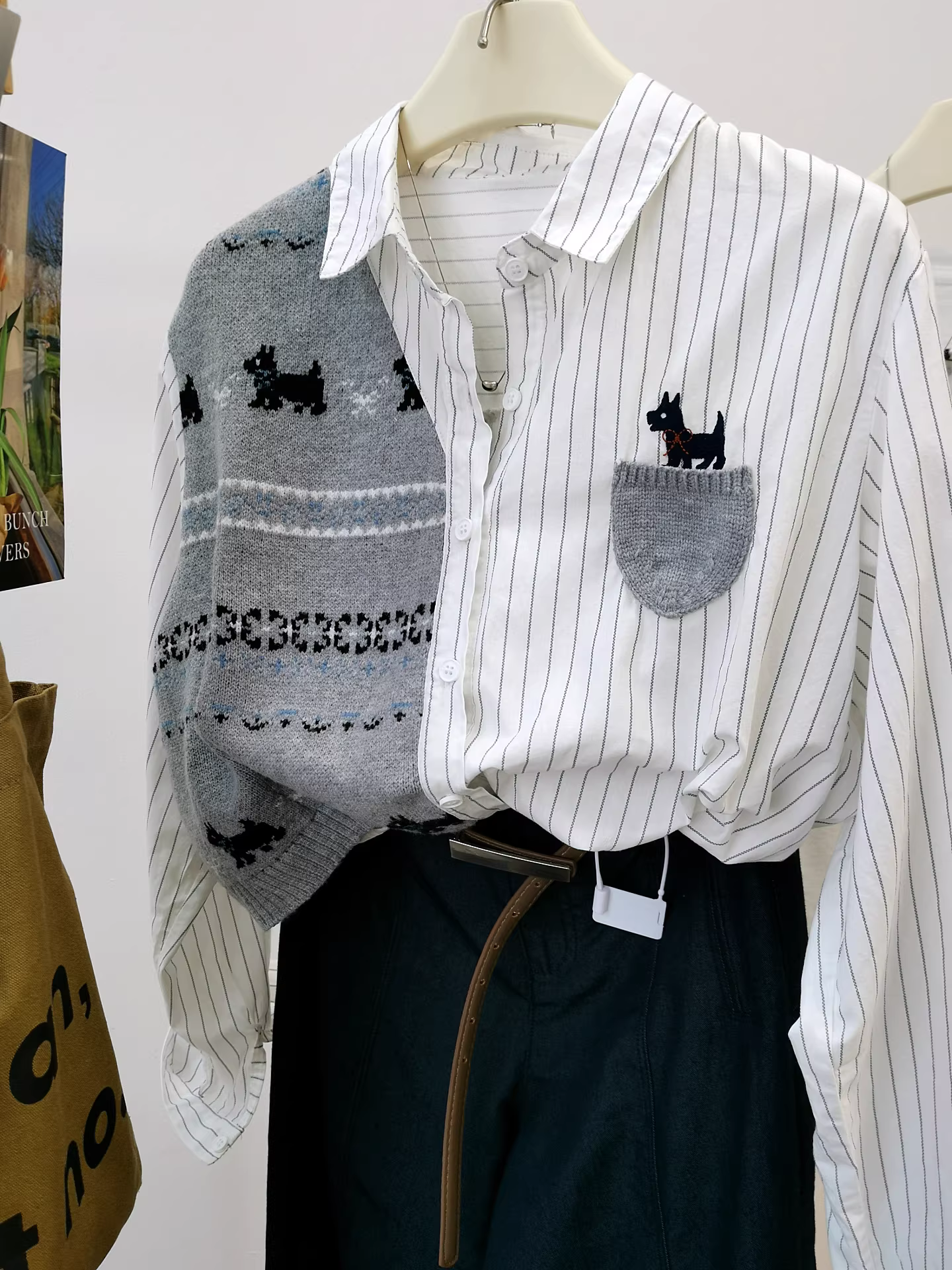 Áo sơ mi giả hai mảnh màu trắng dịu nhẹ, chất liệu len, có túi trang trí, kiểu dáng thời trang mới mùa thu 2025, dáng rộng dành cho nữ