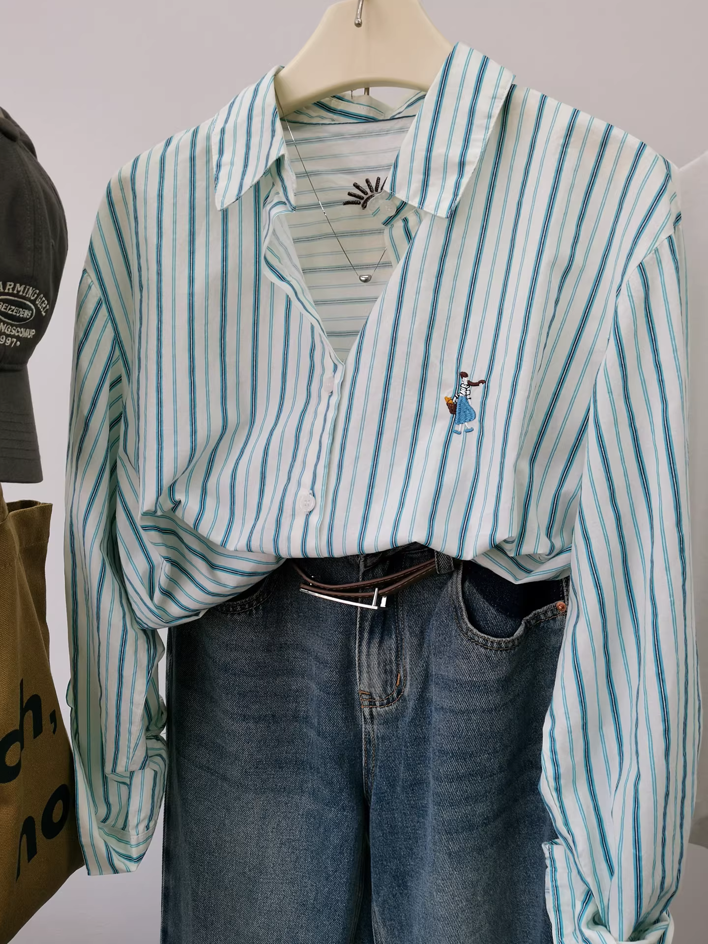 Sea Salt Blues: Áo sơ mi có cổ sọc dọc thêu họa tiết bé gái giản dị, áo dài tay dáng rộng 100% cotton dành cho nữ