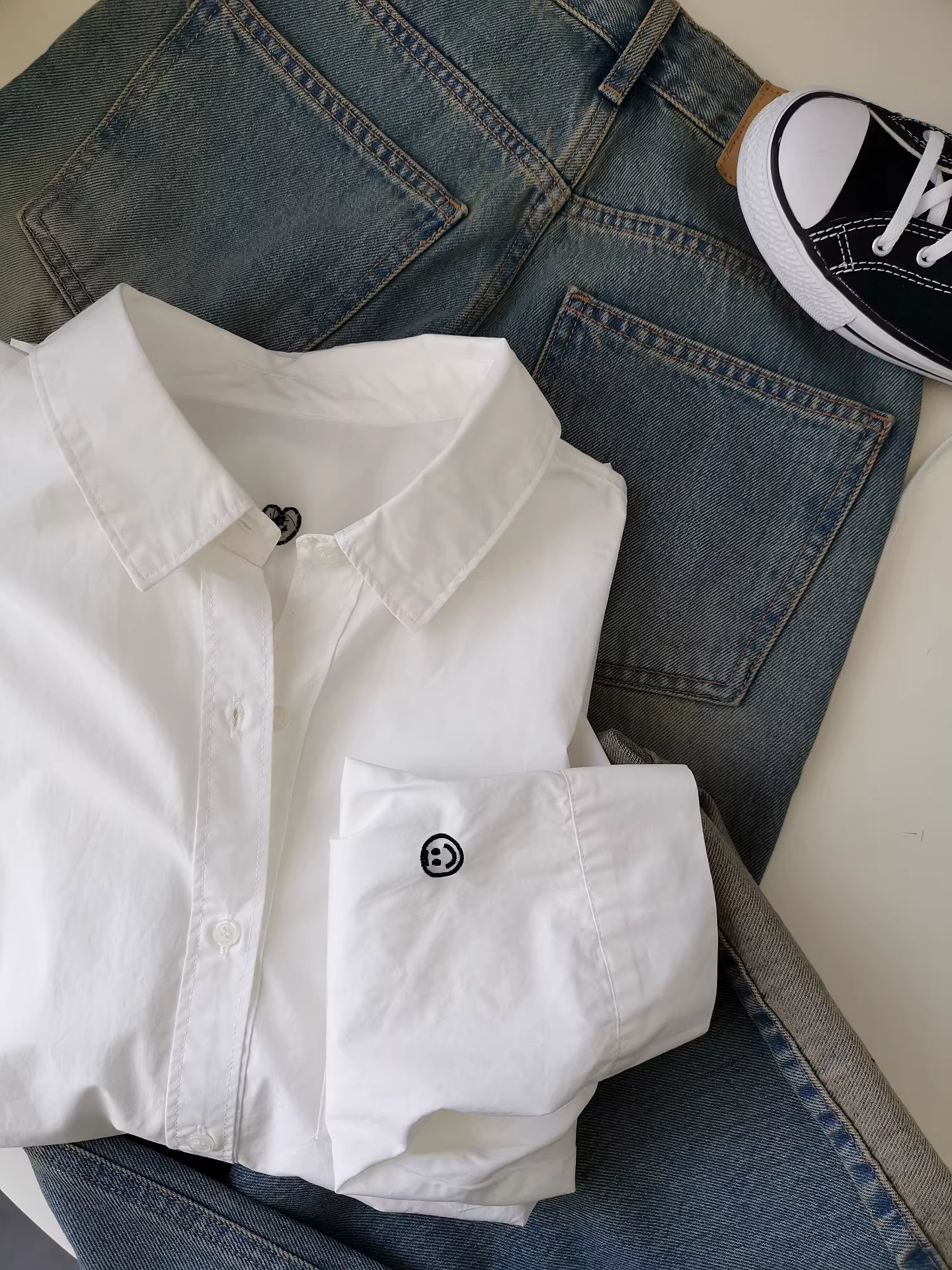 Món đồ nhỏ nhắn và thanh lịch: Áo sơ mi trắng dáng rộng cổ tròn đa năng phong cách Hàn Quốc dành cho nữ, Thu 2025.