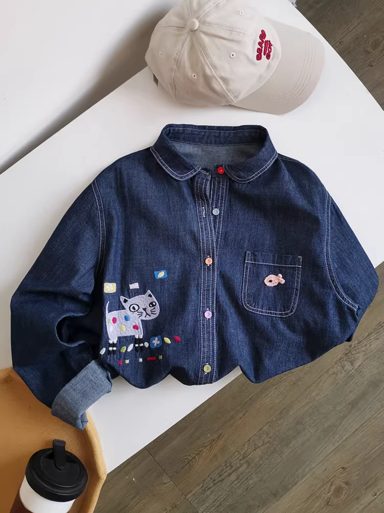 Áo sơ mi denim dài vừa phải thêu, phong cách cổ điển Hồng Kông, lớp trong màu xanh đậm rộng rãi, áo khoác dài vừa phải xếp lớp dành cho nữ