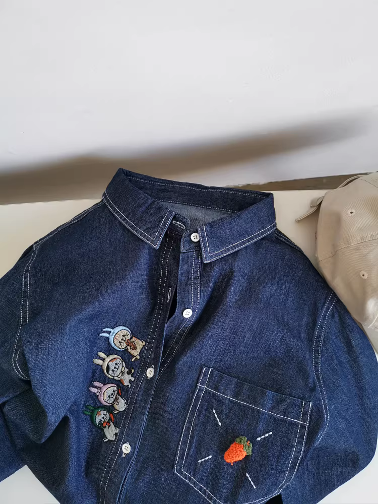 Áo sơ mi denim màu xanh đậm, kiểu dáng cơ bản đa năng! Áo sơ mi denim cotton nguyên chất có túi thêu dành cho nữ.