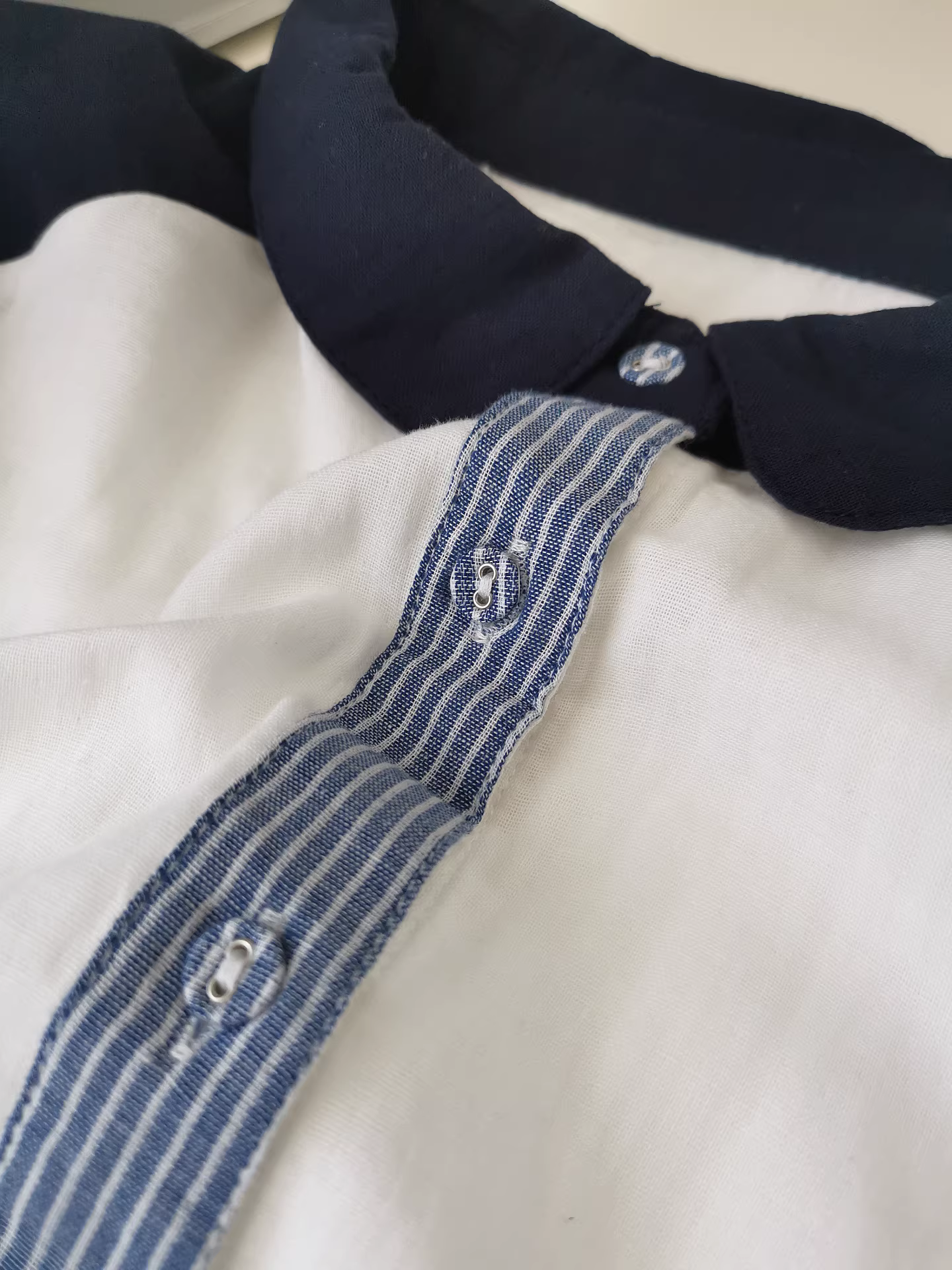 Áo sơ mi chắp vá sọc đôi bằng vải gạc đơn giản, đa năng và sành điệu! Áo kiểu dáng độc đáo, rộng rãi dành cho nữ.