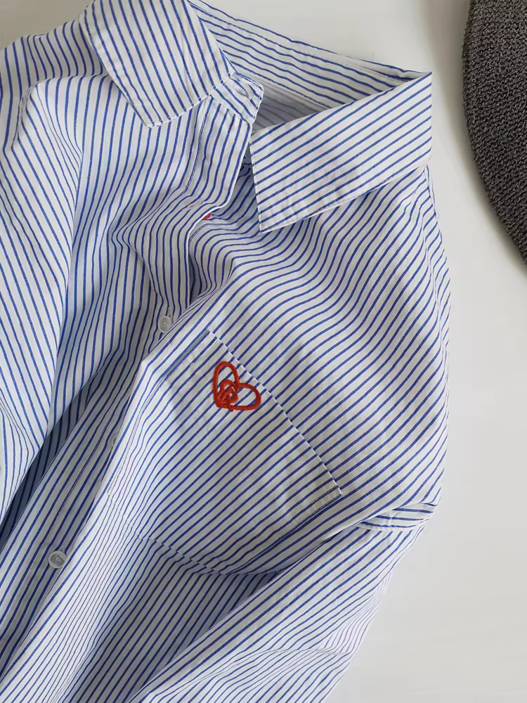 Áo sơ mi sọc xanh dành cho nữ, kiểu dáng cơ bản đa năng, áo thun cotton thêu túi mới xuân 2024