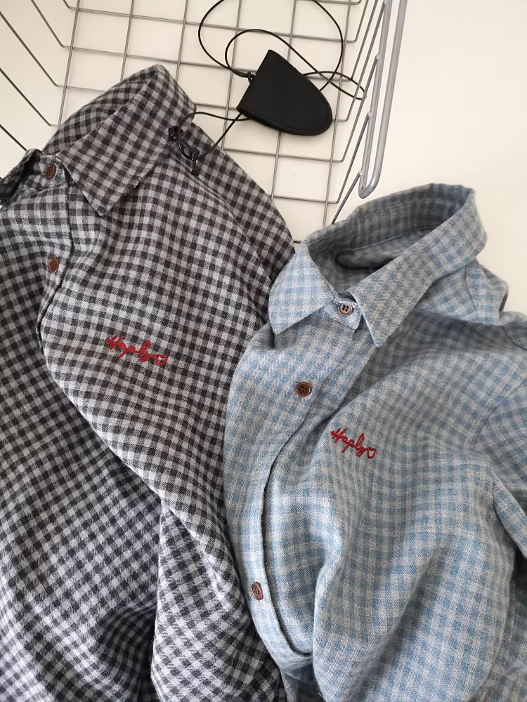 Áo sơ mi kẻ caro đỏ cổ điển có thêu, chất liệu vải mềm mại, kiểu dáng rộng rãi năm 2025, hai màu