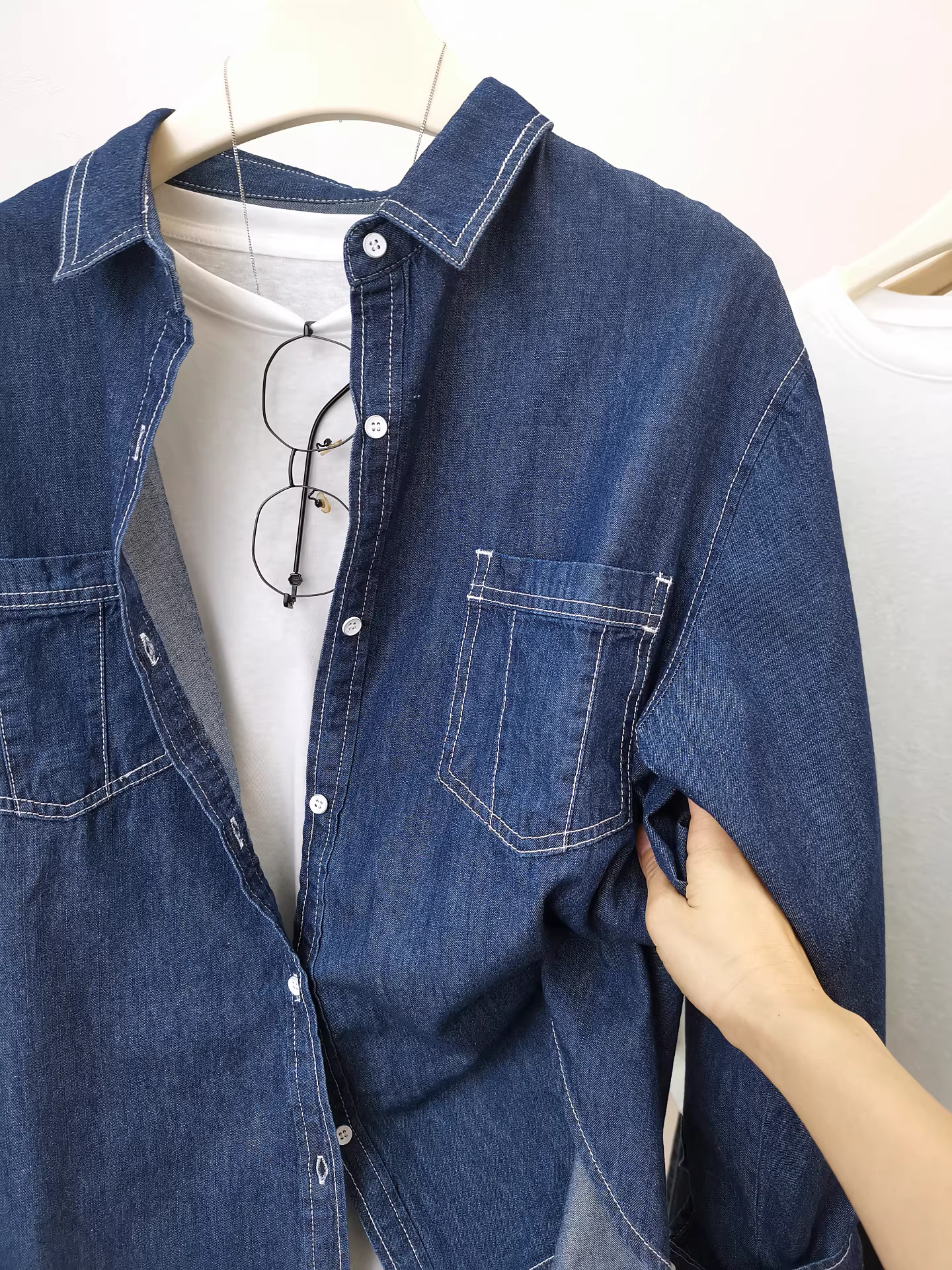 Áo sơ mi denim bền đẹp, món đồ không thể thiếu cho mùa thu, kiểu dáng rộng dài vừa phải, thích hợp đi làm, có cổ, cài nút, màu xanh đậm.