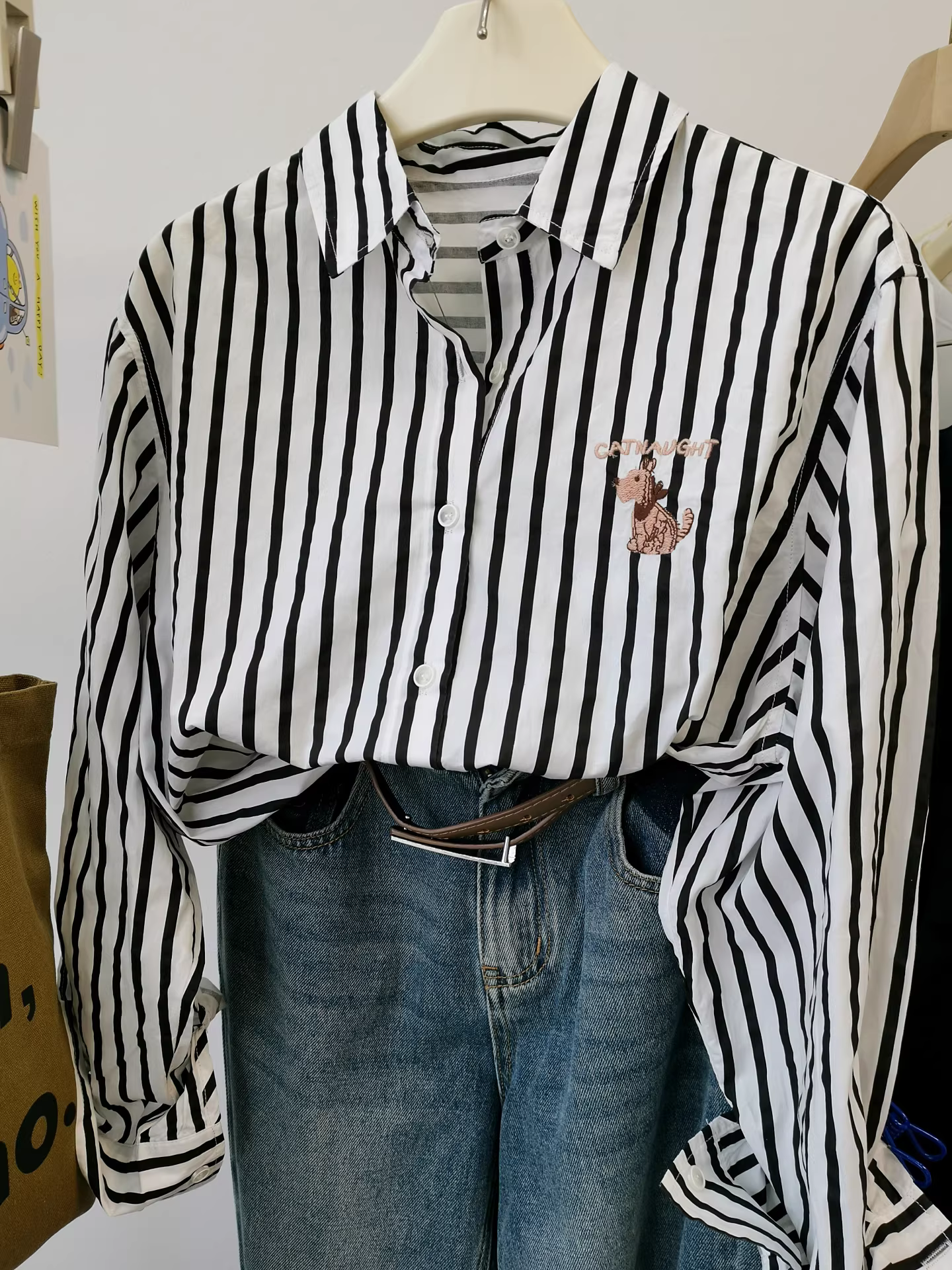 Áo sơ mi sọc đen trắng dễ thương và năng động dành cho nữ, thêu cao cấp, trẻ trung, áo xếp lớp cổ trụ thời trang dành cho nữ.