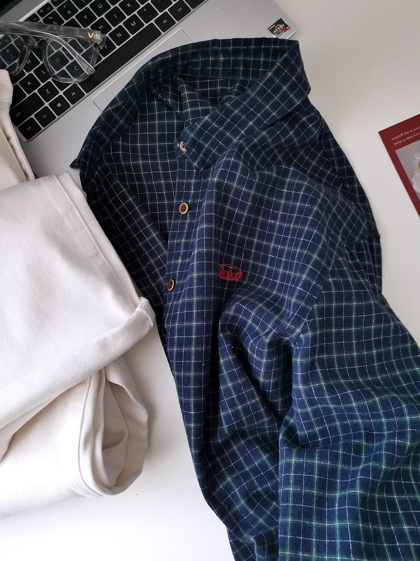 Áo sơ mi kẻ caro xanh hải quân nữ thu đông 2025 chất liệu mềm mại thêu chữ dáng rộng mặc nhiều lớp phong cách casual