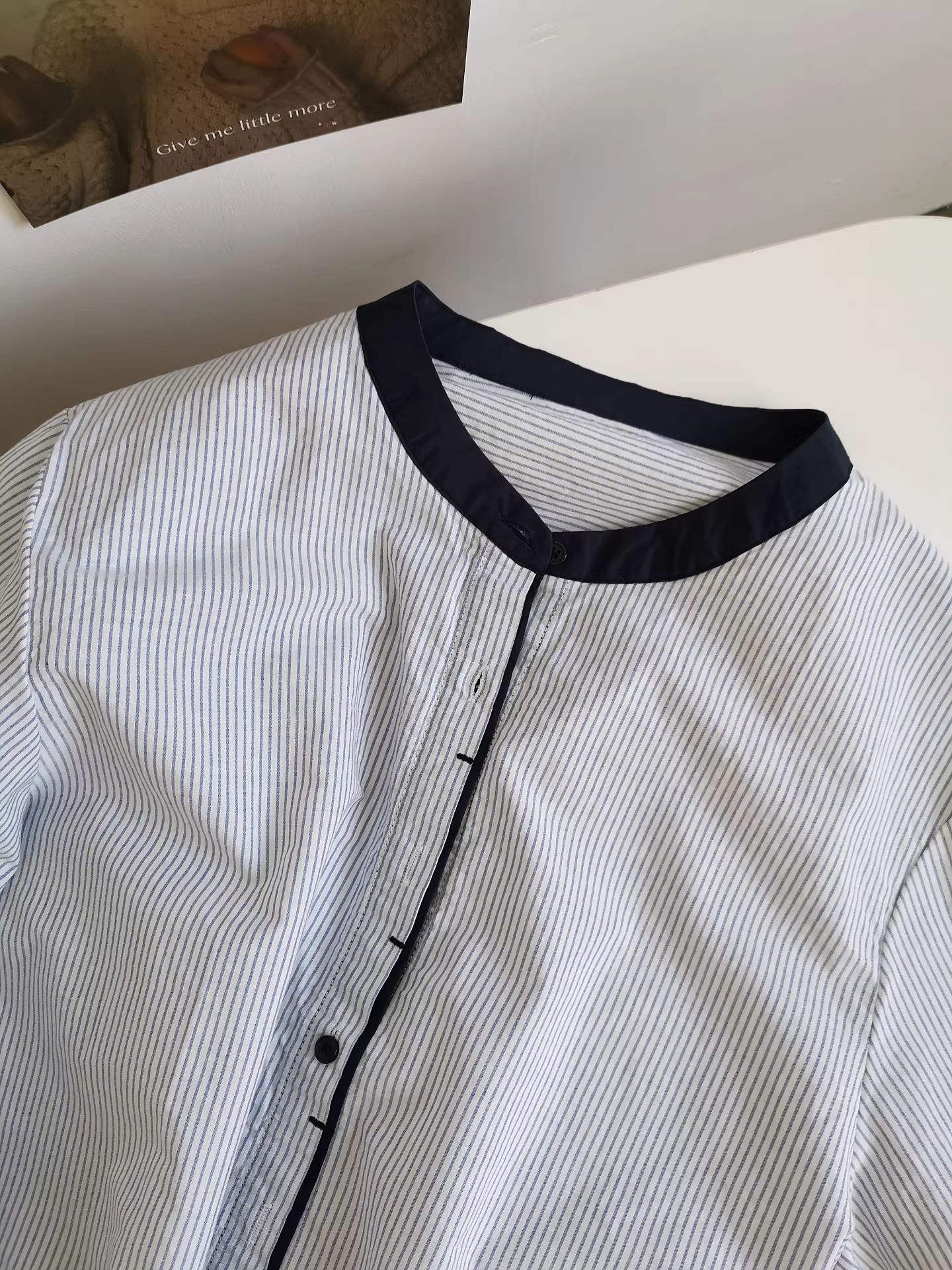 Áo sơ mi trí thức thu đông 2025 kiểu mới cổ tròn tay lửng thiết kế sọc dọc màu hồng dáng rộng nhẹ nhàng