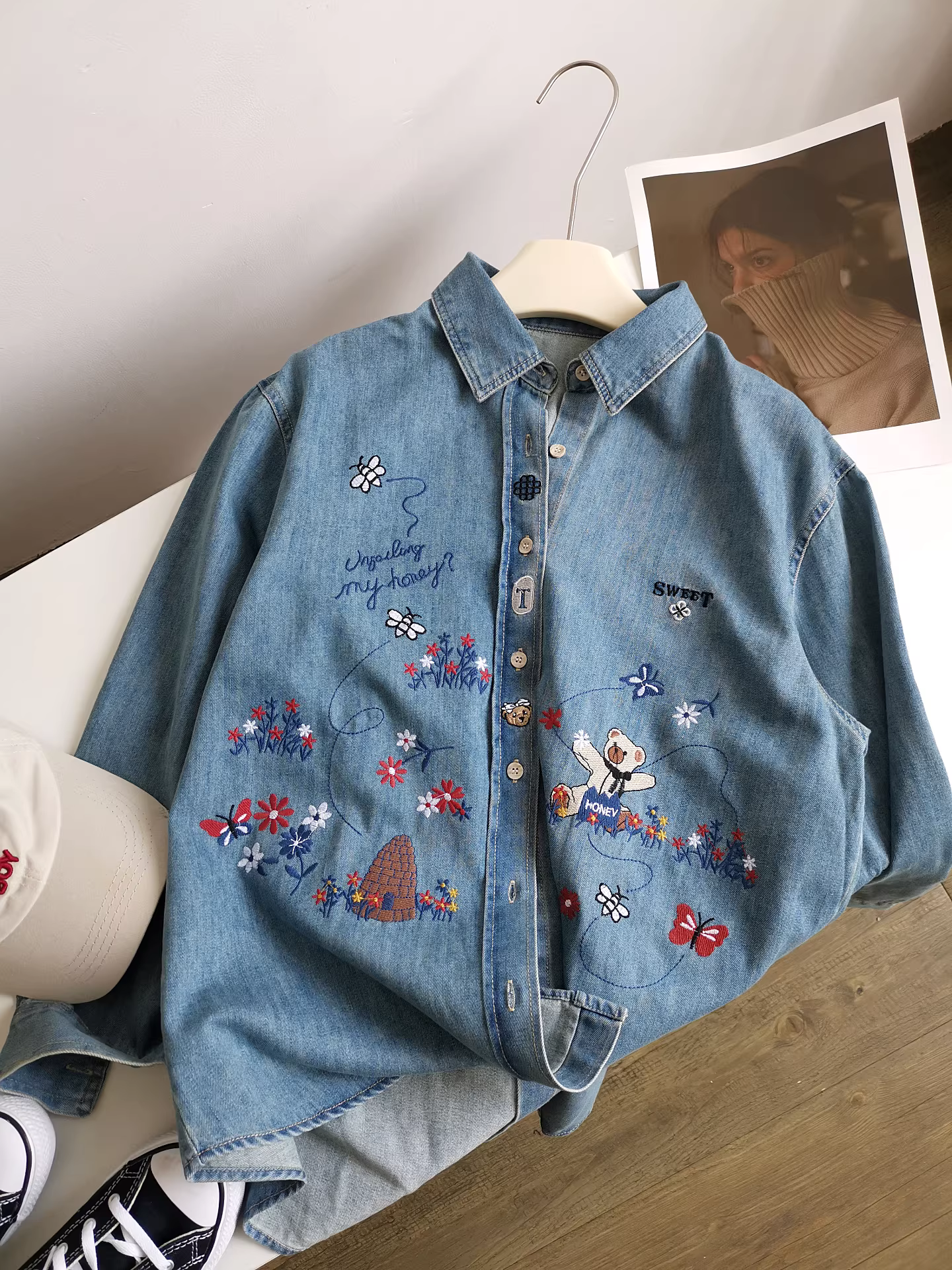 Đa năng và hoàn hảo cho mọi dịp, áo sơ mi denim mềm mại dài tay thêu nhiều họa tiết dành cho nữ, áo khoác nhiều lớp phong cách Hàn Quốc mùa thu đông.