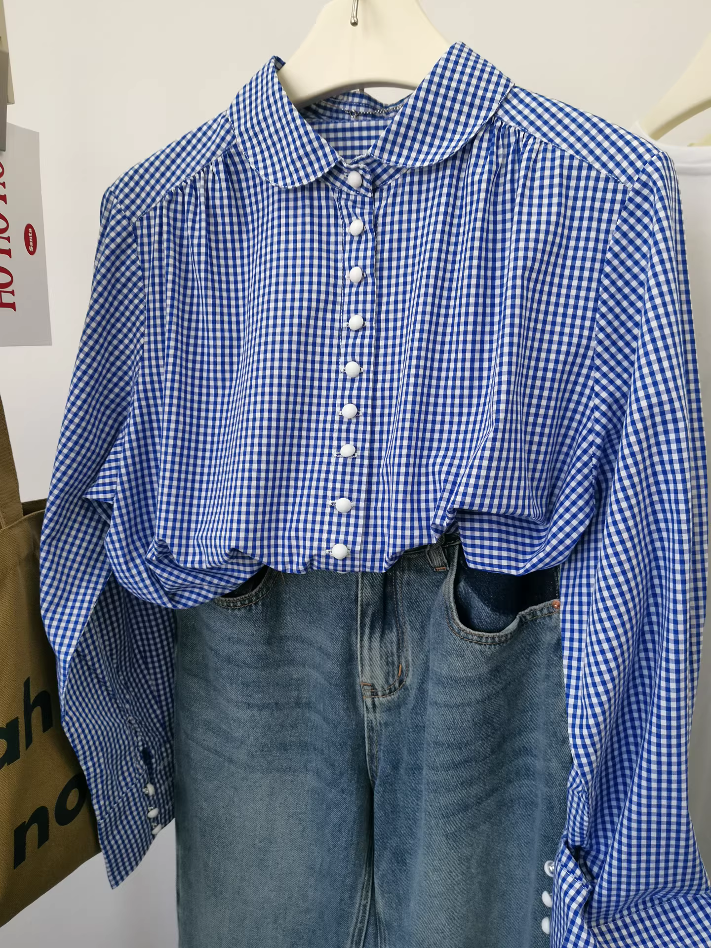 Một hàng các nút tròn! Áo sơ mi dài tay xếp lớp dáng rộng cổ búp bê kẻ sọc nhỏ màu xanh tươi mát dành cho nữ.