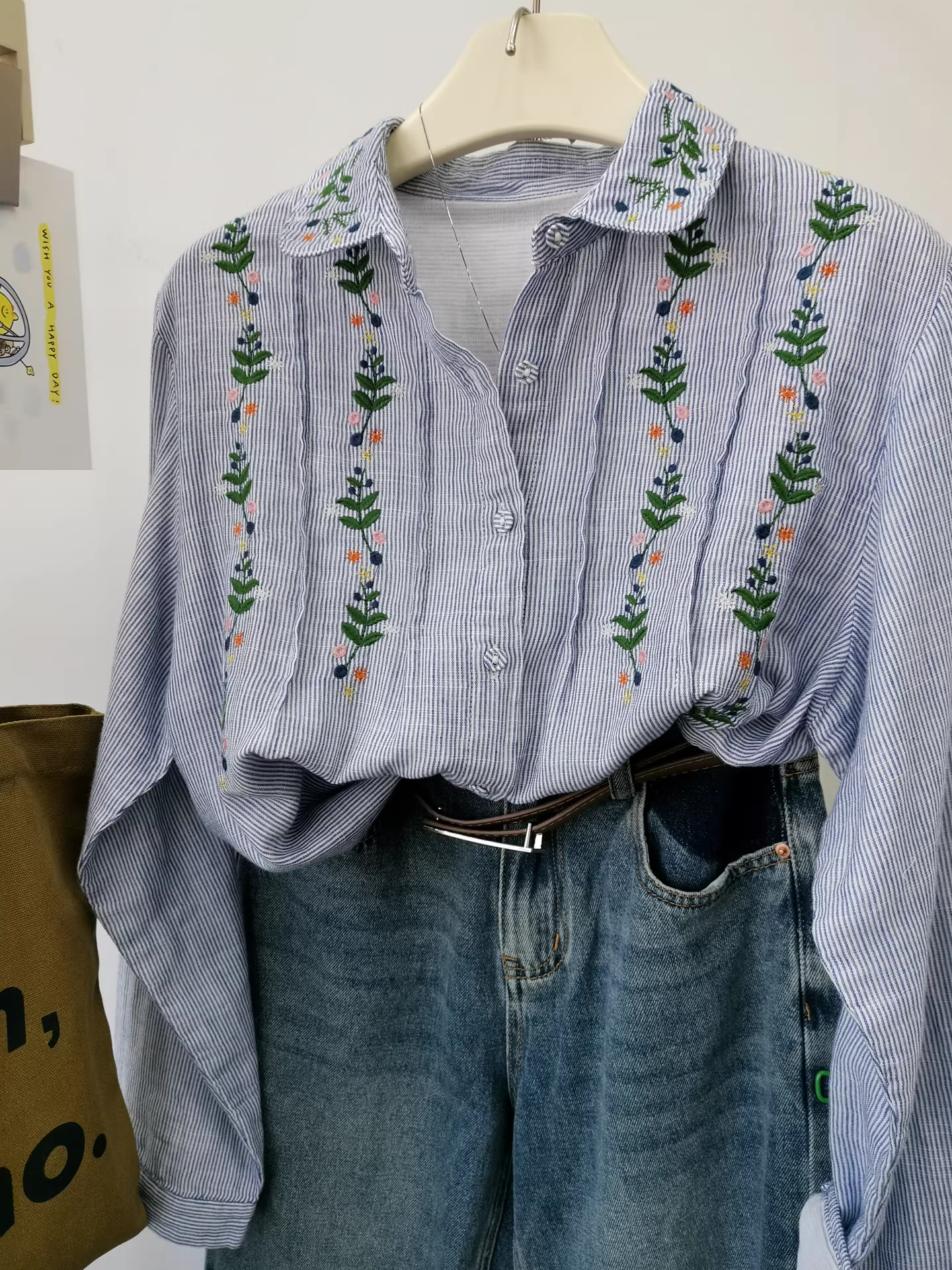 Áo sơ mi nữ thêu sọc xanh trắng, họa tiết hoa dây leo, chất liệu vải sợi đôi, kiểu Mori, dáng rộng, tay dài, phong cách thường ngày.