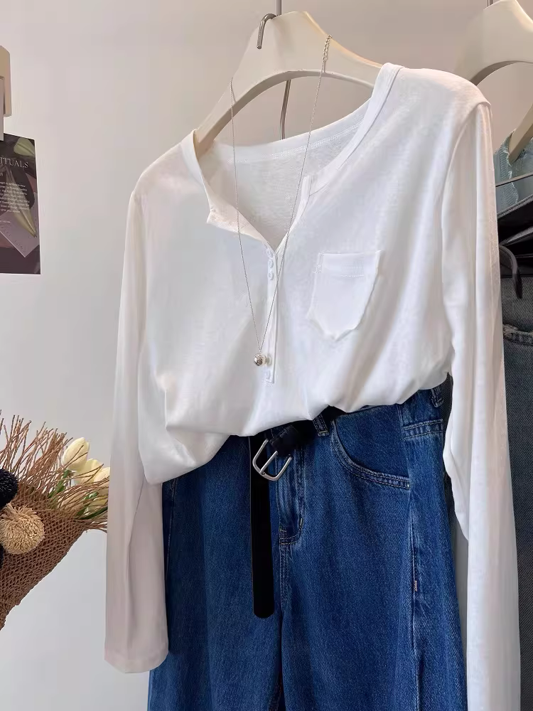 Phong cách tối giản và thoải mái! Áo thun trắng dài tay dáng rộng bằng cotton mềm mại, xù xì, có túi bên hông nửa cài khuy, vạt cong dành cho nữ.