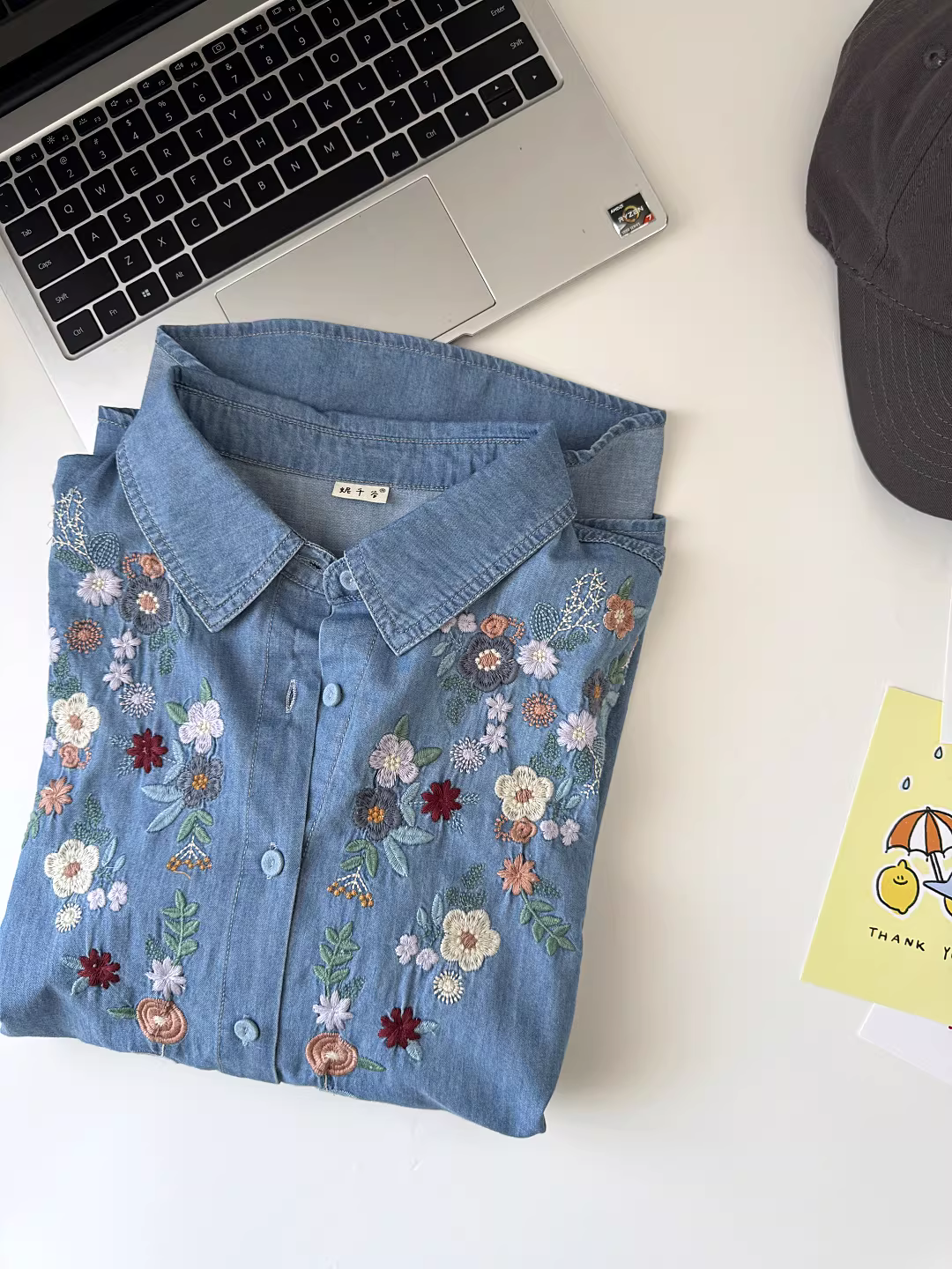 Áo sơ mi cổ điển độc đáo, trẻ trung, chất liệu denim mềm mại, thêu hoa nhỏ, nhiều lớp, tay dài dành cho nữ