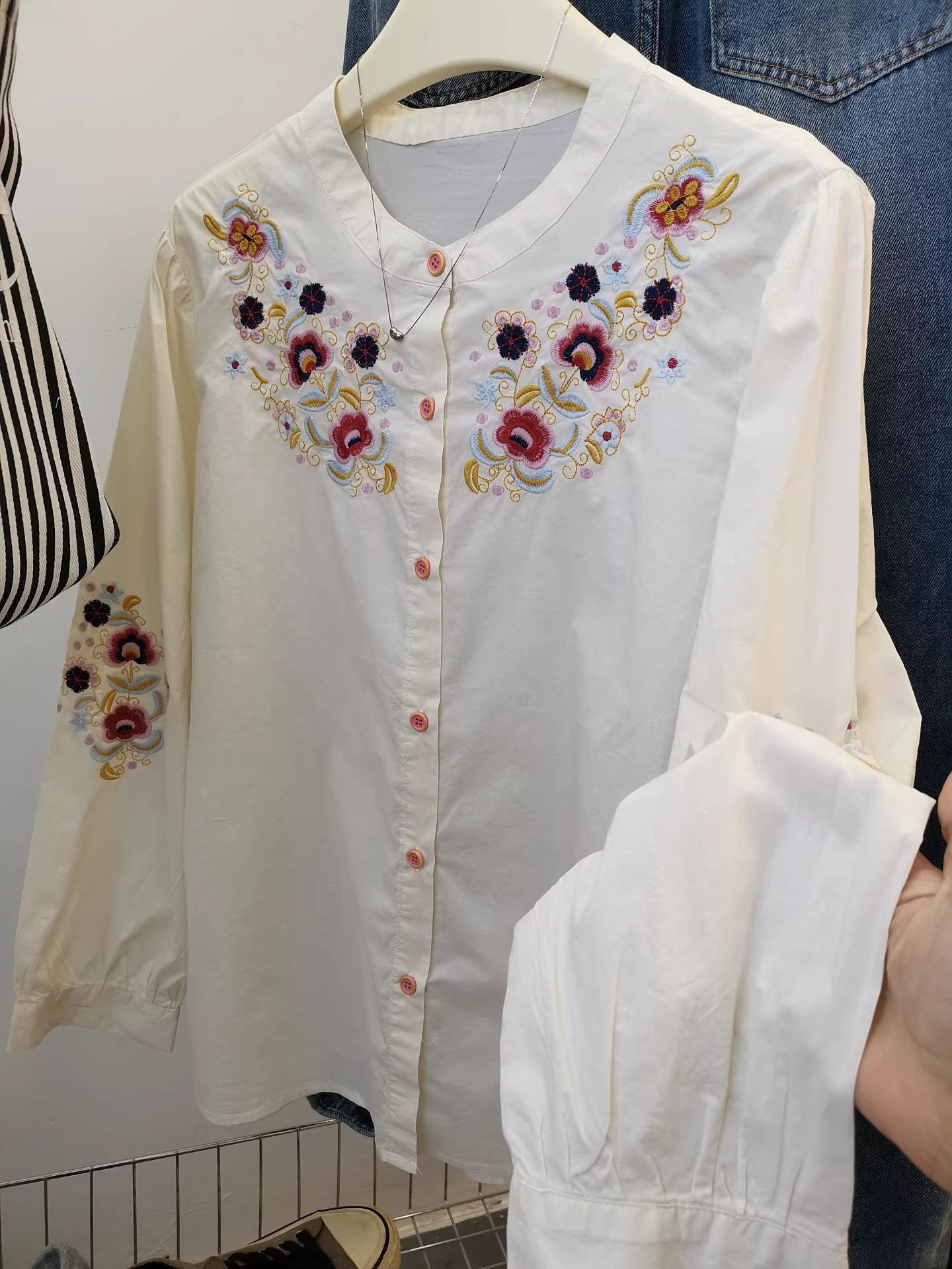 Áo sơ mi nữ cổ tròn thêu tinh tế màu trắng phong cách dân tộc mùa thu 2025, kiểu dáng rộng rãi, thoải mái