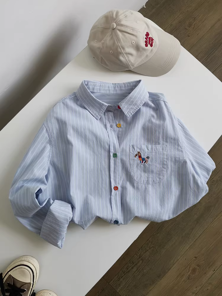 Áo sơ mi cổ ngựa sọc xanh trắng nhiều màu sắc, rất đẹp và thoải mái! Áo sơ mi xếp lớp dài vừa phải bằng cotton nguyên chất đa năng.