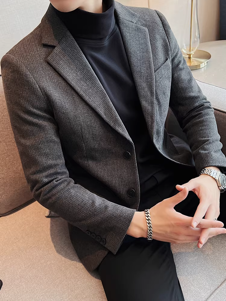 Áo blazer len sọc tối màu dành cho nam, chất liệu dày dặn mùa thu đông, dáng ôm, đơn hàng khuy, kiểu dáng công sở cao cấp.