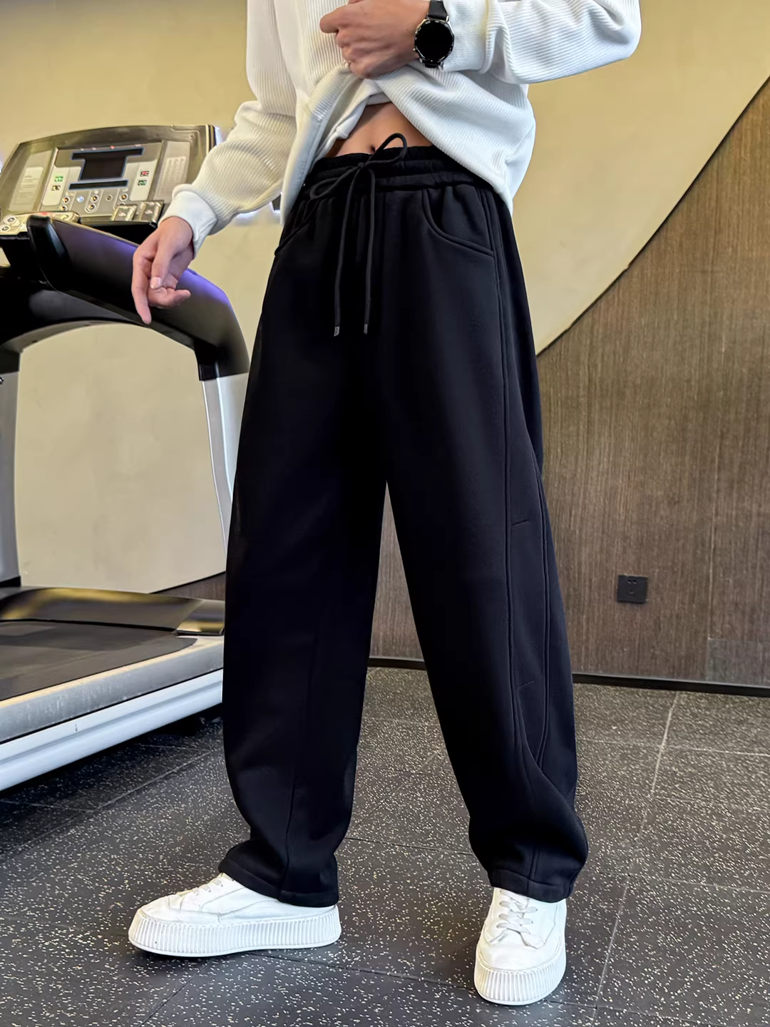 Quần dài nam lót lông cừu, mùa thu đông 2025, kiểu mới dày dặn, quần thể thao rộng rãi đa năng, quần dáng ôm nam.