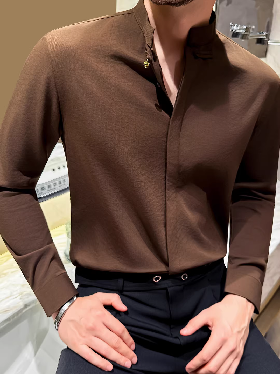 Áo sơ mi cổ đứng kiểu Trung Quốc mới có thiết kế cài nút, tay dài, vạt áo chất lượng cao, đường may dày, áo sơ mi trắng ôm dáng dành cho nam.