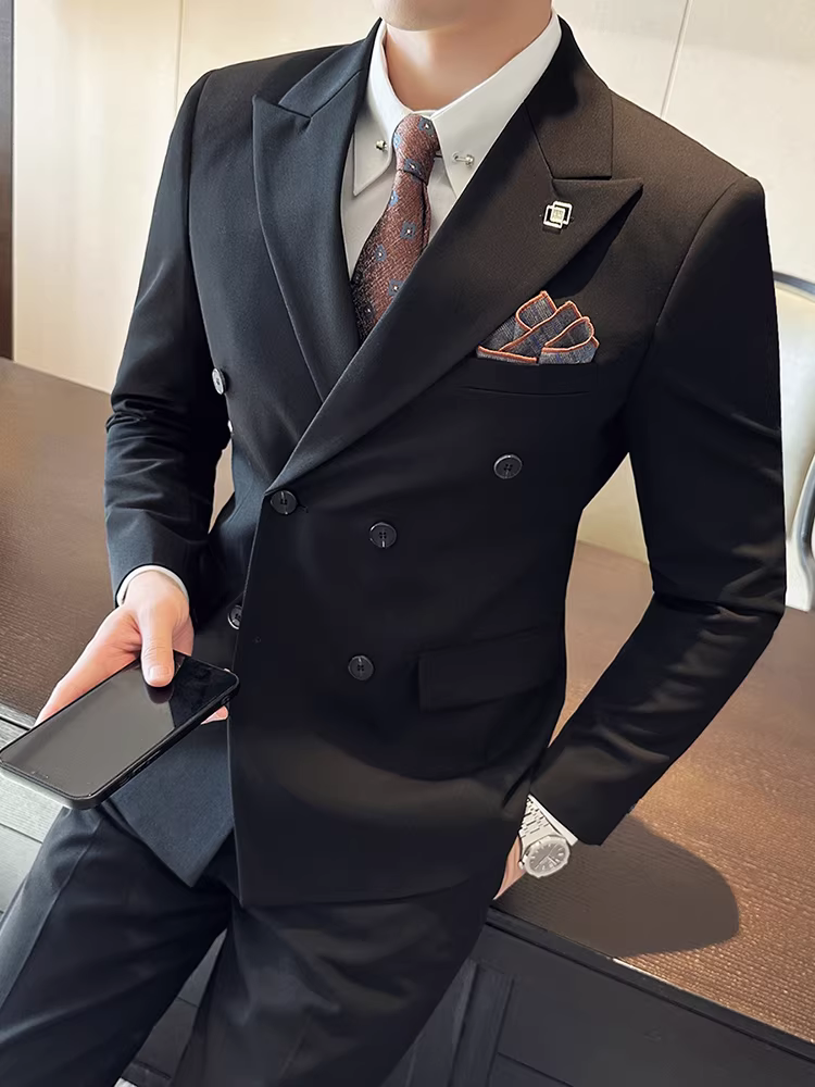 Bộ vest nam màu trơn, dáng ôm, hai hàng khuy, phong cách Anh quốc, cao cấp, lịch sự, thích hợp cho đám cưới và công việc.