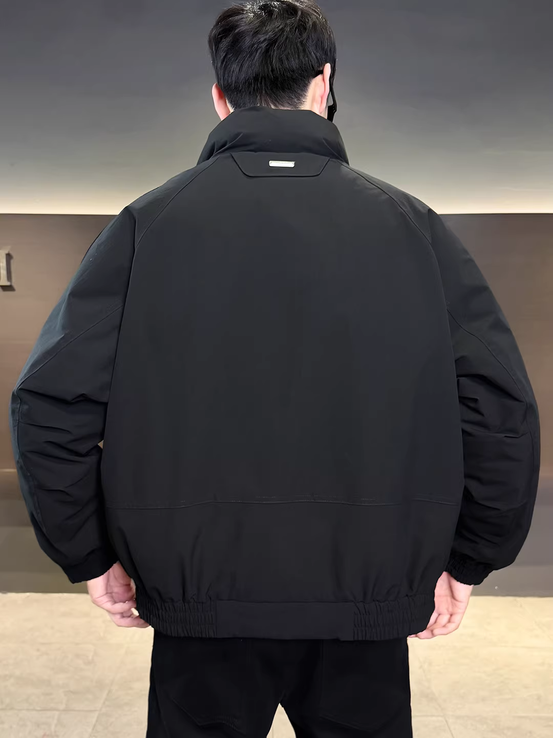 Áo khoác lông vũ nam cao cấp 90% lông vũ, thiết kế mùa đông 2025, kiểu dáng mới rộng rãi ngắn, cổ đứng, dày dặn và ấm áp.