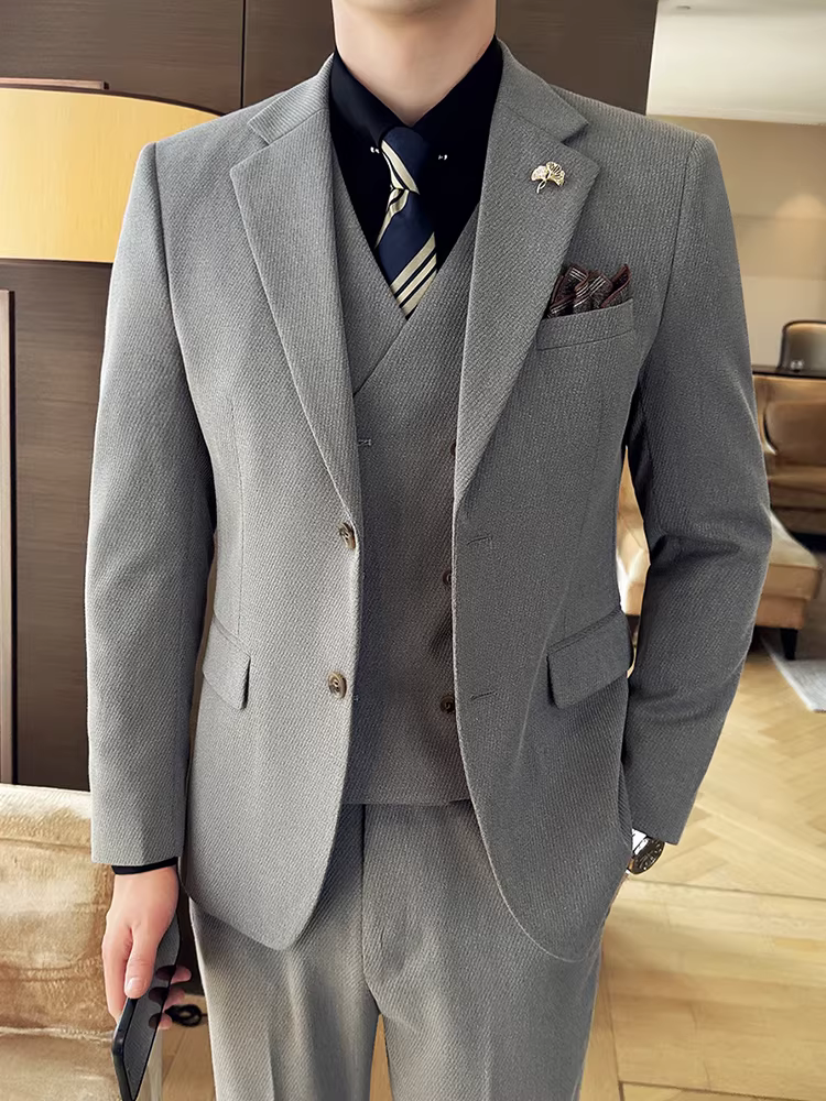Bộ vest nam ba mảnh kẻ sọc chéo, kiểu dáng lịch lãm, ôm dáng, thời trang, thích hợp cho đám cưới, tiệc chiêu đãi, hoặc làm trang phục phù rể.