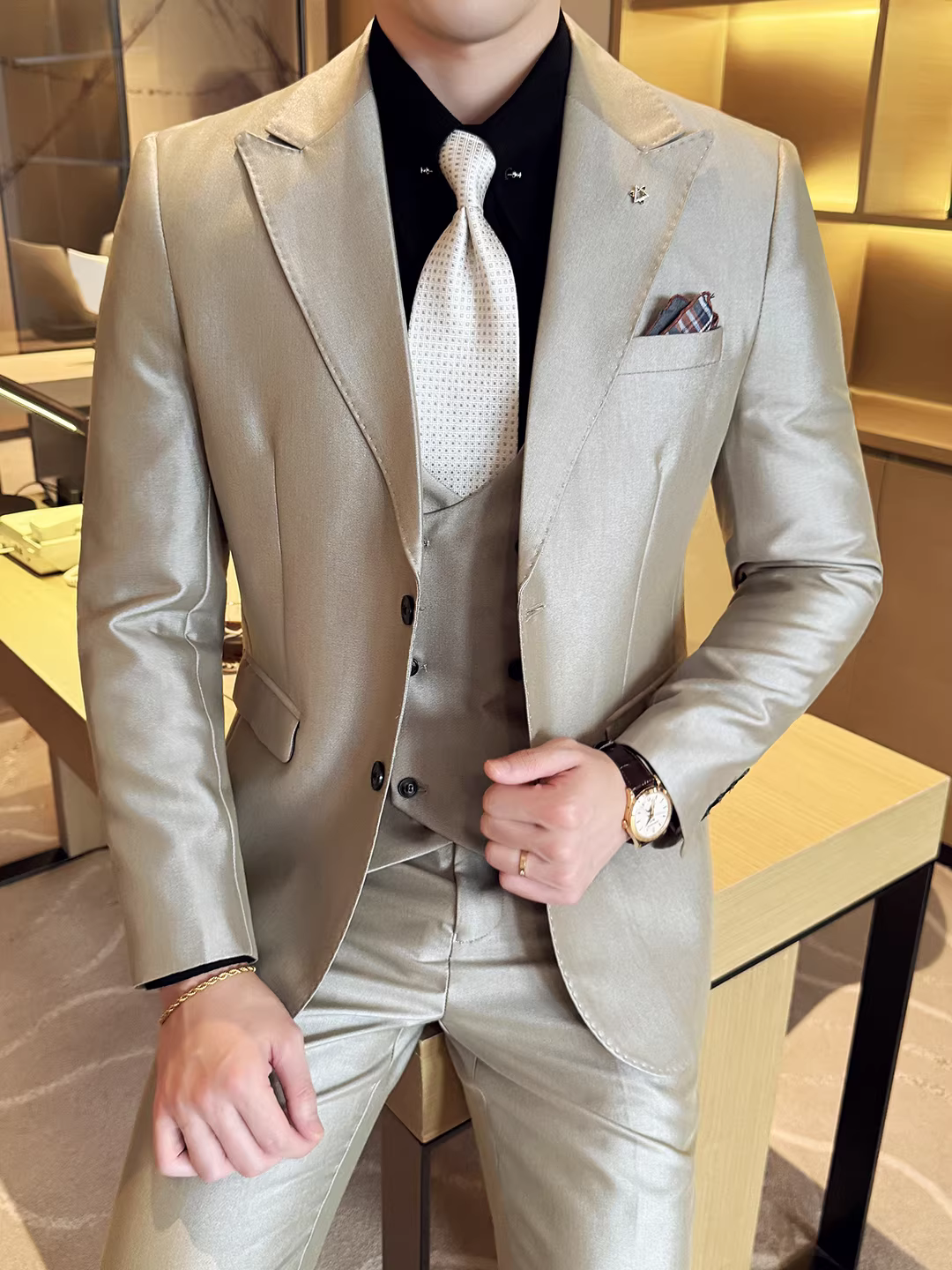 Bộ vest nam cao cấp bóng mượt, trang phục dạ hội công sở, kiểu dáng ôm body, lịch lãm và lịch sự, dễ chăm sóc, bộ ba món.