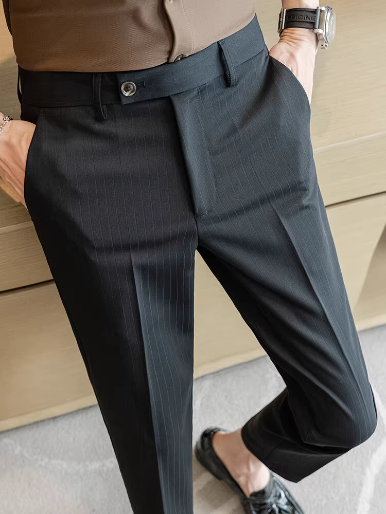 Quần âu nam kẻ sọc tối màu, kiểu dáng thoải mái, chất liệu tươi mát và mềm mại, đa năng, ôm dáng, dễ chăm sóc, chống nhăn.