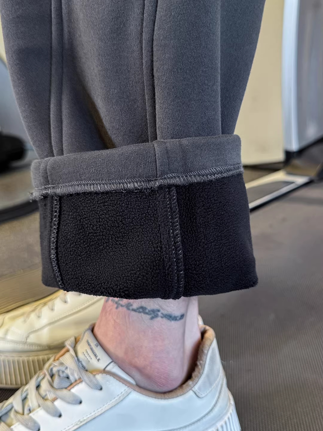 Quần dài nam lót lông cừu, mùa thu đông 2025, kiểu mới dày dặn, quần thể thao rộng rãi đa năng, quần dáng ôm nam.