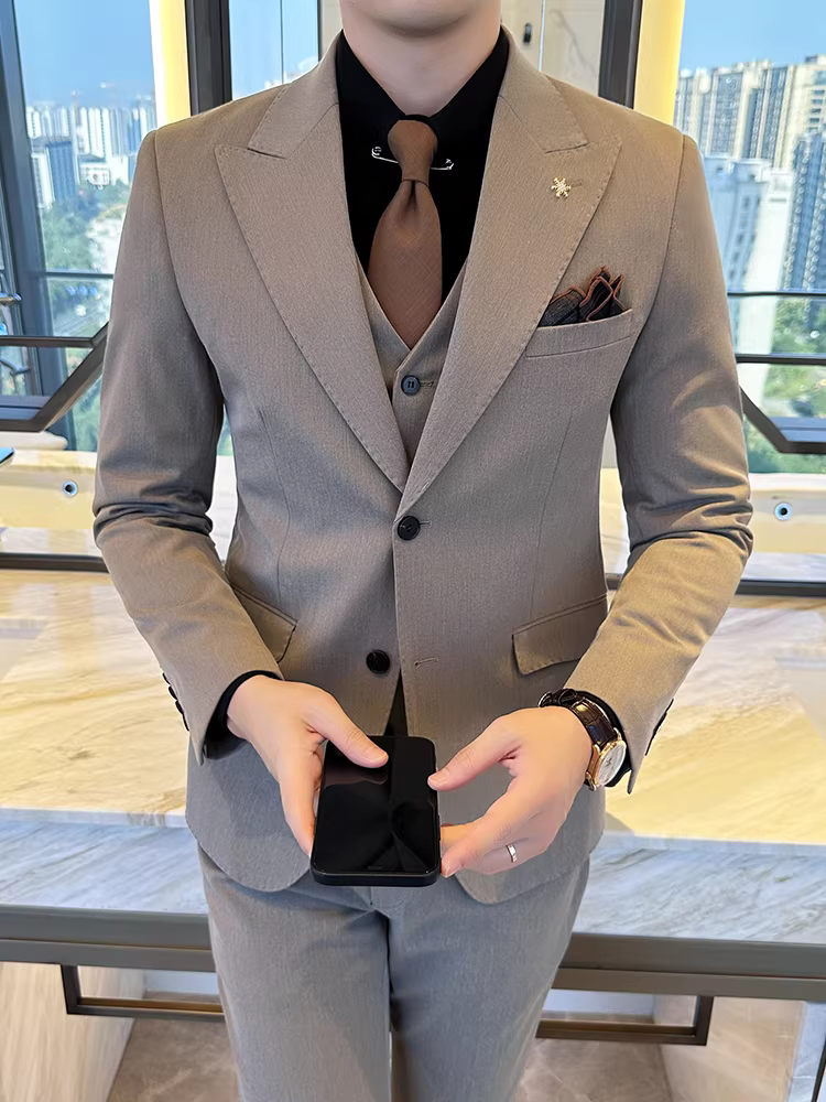 Bộ vest nam hai cúc cài khuy, phối hạt cườm, kiểu dáng Hàn Quốc, ôm dáng, lịch lãm, thích hợp cho đám cưới, gồm ba món