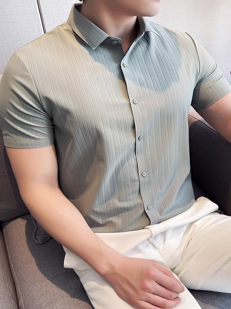 Áo sơ mi nam ngắn tay kẻ sọc tối màu, kiểu dáng mỏng nhẹ mùa hè, ôm dáng thời trang, phong cách trẻ trung, lịch sự, dễ chăm sóc, không nhăn.