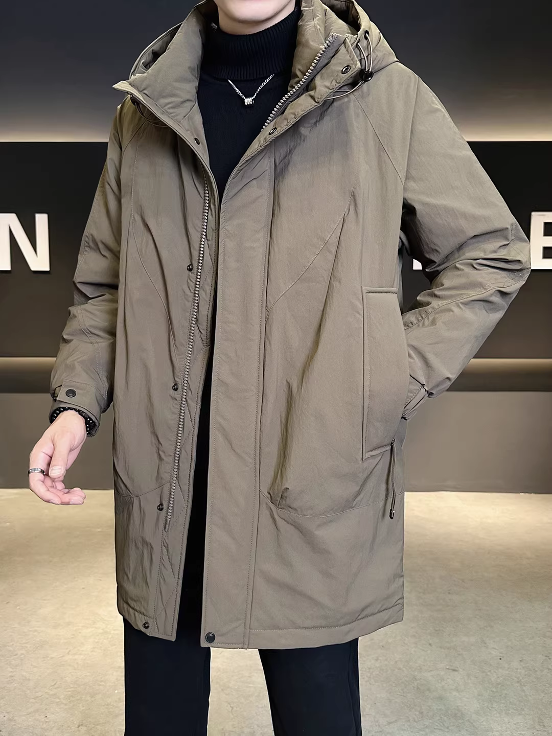 Áo khoác phao nam dài trung bình, kiểu mới mùa đông 2025, dày dặn, ấm áp, kiểu dáng áo khoác công sở cao cấp