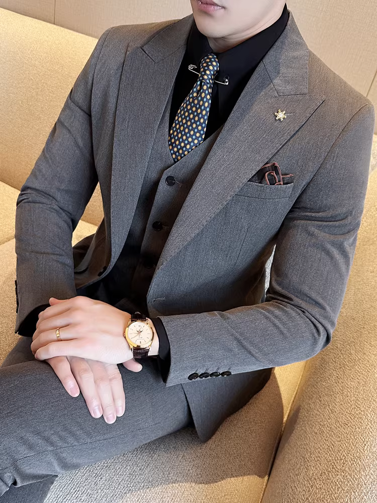 Bộ vest nam một cúc, ve áo khuyết, màu trơn, thời trang, kiểu dáng hiện đại, ôm dáng, lịch sự, bộ ba món.