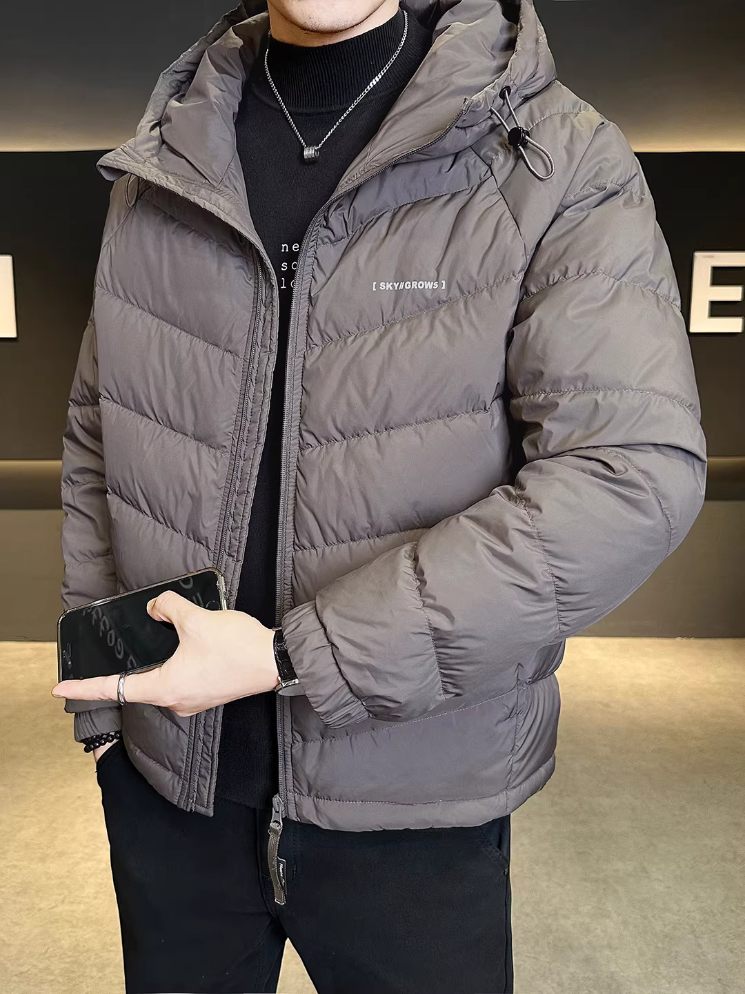 Áo khoác phao nhẹ, có gân, dành cho nam, kiểu dáng thời trang mới mùa đông 2025, áo khoác ngắn đa năng, ấm áp, có mũ.