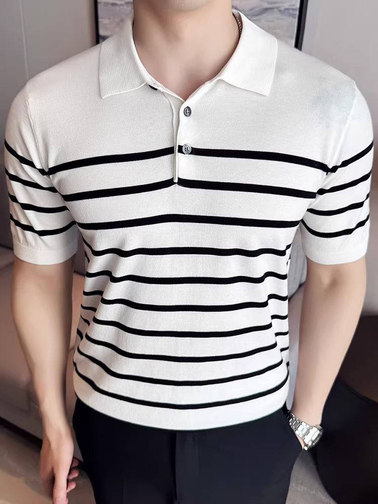Áo thun nam dệt kim phối màu sọc, cổ trụ, tay ngắn, kiểu mới hè 2025, chất liệu lụa đá cao cấp, phong cách công sở lịch lãm.