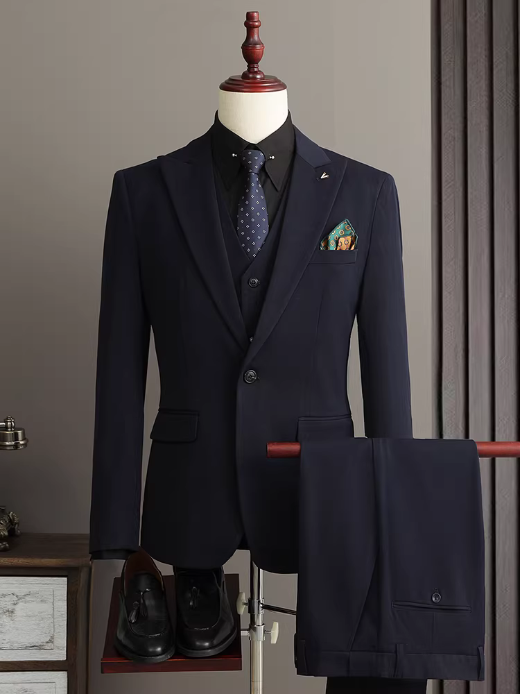 Bộ vest nam một cúc, dáng ôm, chất liệu cao cấp, lịch lãm, dễ chăm sóc, gồm ba món.