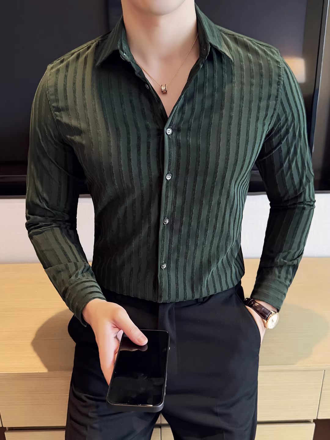 Áo sơ mi nam chất liệu nhung sọc kẻ mùa thu đông, tay dài, thời trang, kiểu dáng ôm body, lịch lãm, sang trọng, thích hợp cho công việc.