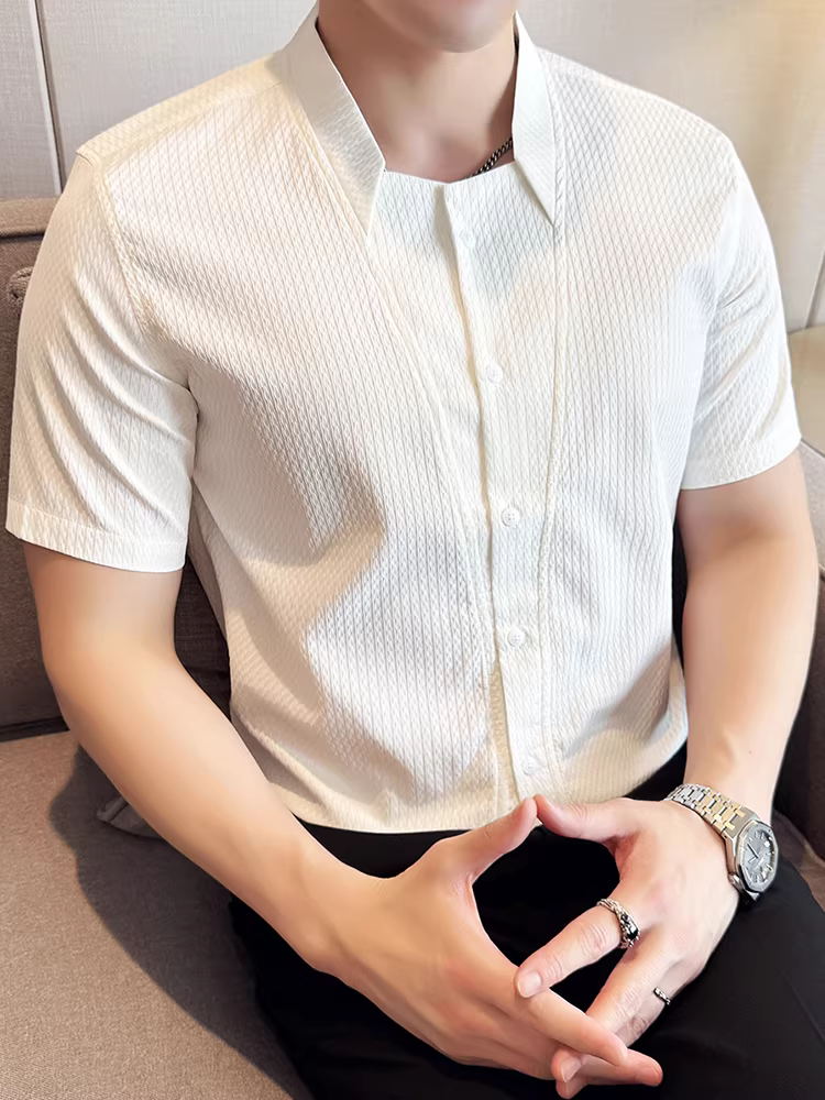 Áo sơ mi nam cổ đứng tay ngắn, thiết kế theo phong cách Trung Hoa mới, dành cho mùa hè 2025, thời trang và hợp xu hướng, ôm dáng và dễ chăm sóc.