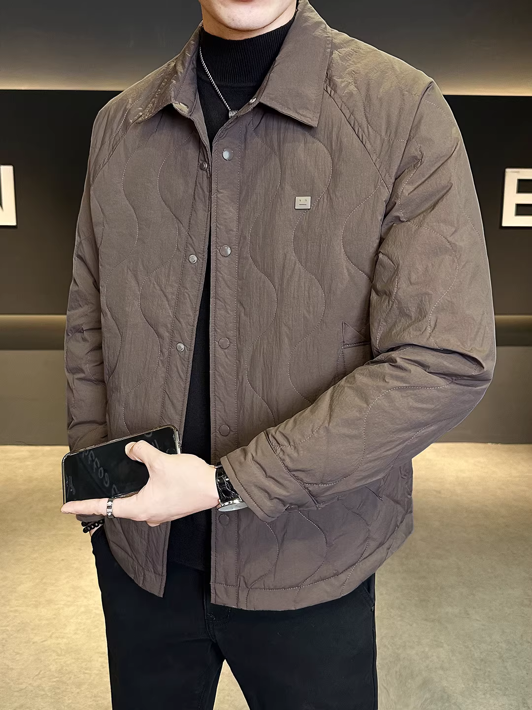 Áo khoác nhẹ có cổ áo sơ mi dành cho nam, kiểu mới mùa đông 2025, rộng rãi và đa năng, áo khoác ngắn nhẹ ấm áp thời trang.