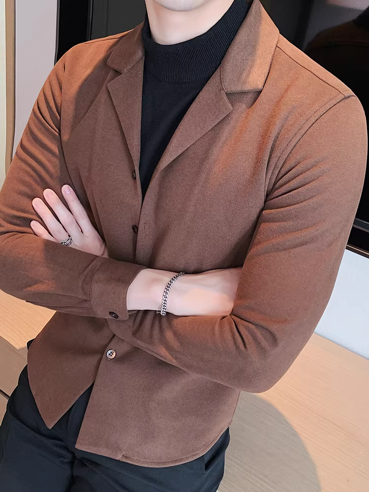 Áo khoác len nam giả hai lớp cổ áo vest, kiểu dáng ôm body, chất liệu len, thích hợp cho mùa thu đông, kiểu dáng công sở lịch lãm.