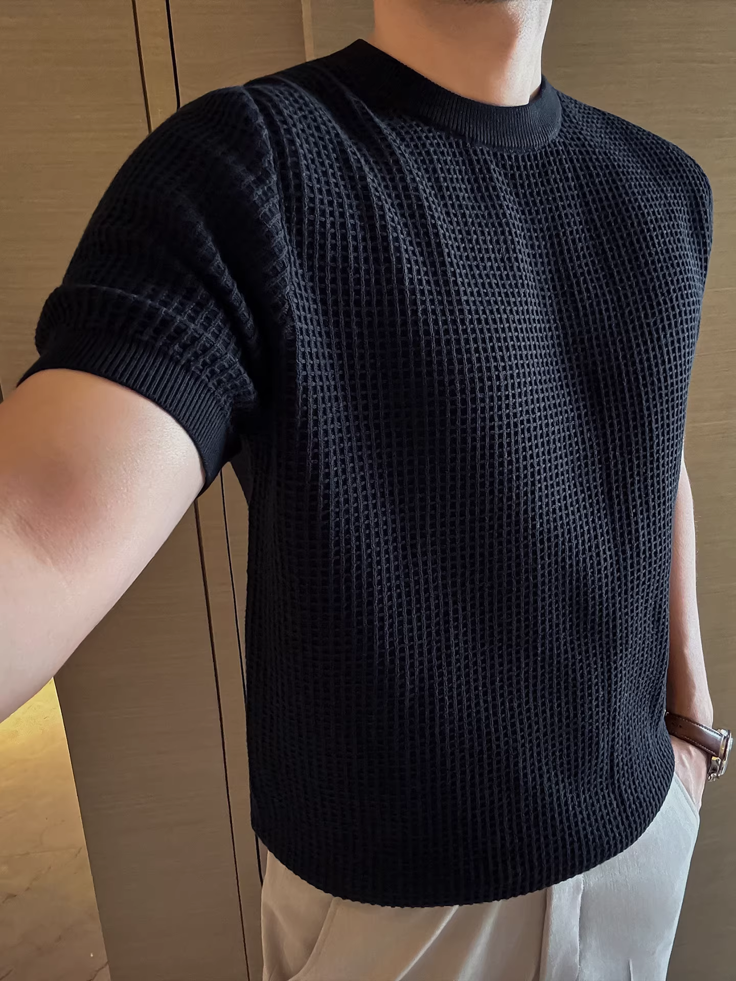 Áo len nam cổ tròn tay ngắn chất liệu waffle, kiểu dáng mùa đông mới, form rộng, đa năng, phong cách cổ điển, chất liệu dệt dày.