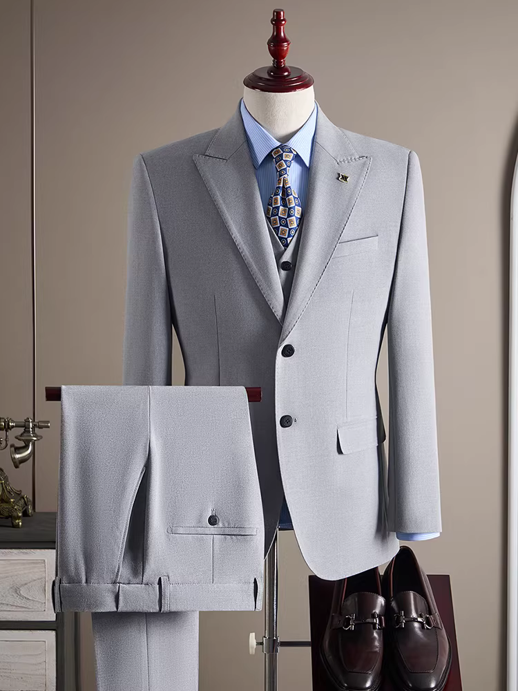 Bộ vest cưới nam cao cấp, kiểu dáng ôm body, thời trang, gồm ba món, với áo khoác vest có viền đính hạt.