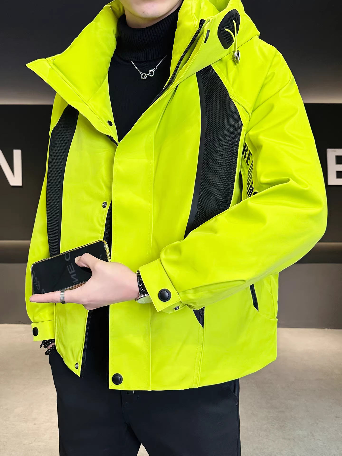 Áo khoác phao có mũ trùm đầu chất lượng cao, tiêu chuẩn quốc gia 90% lông ngỗng, dành cho nam, mùa đông 2025, kiểu dáng mới, áo khoác mềm mại, rộng rãi, thích hợp làm trang phục lao động ngoài trời