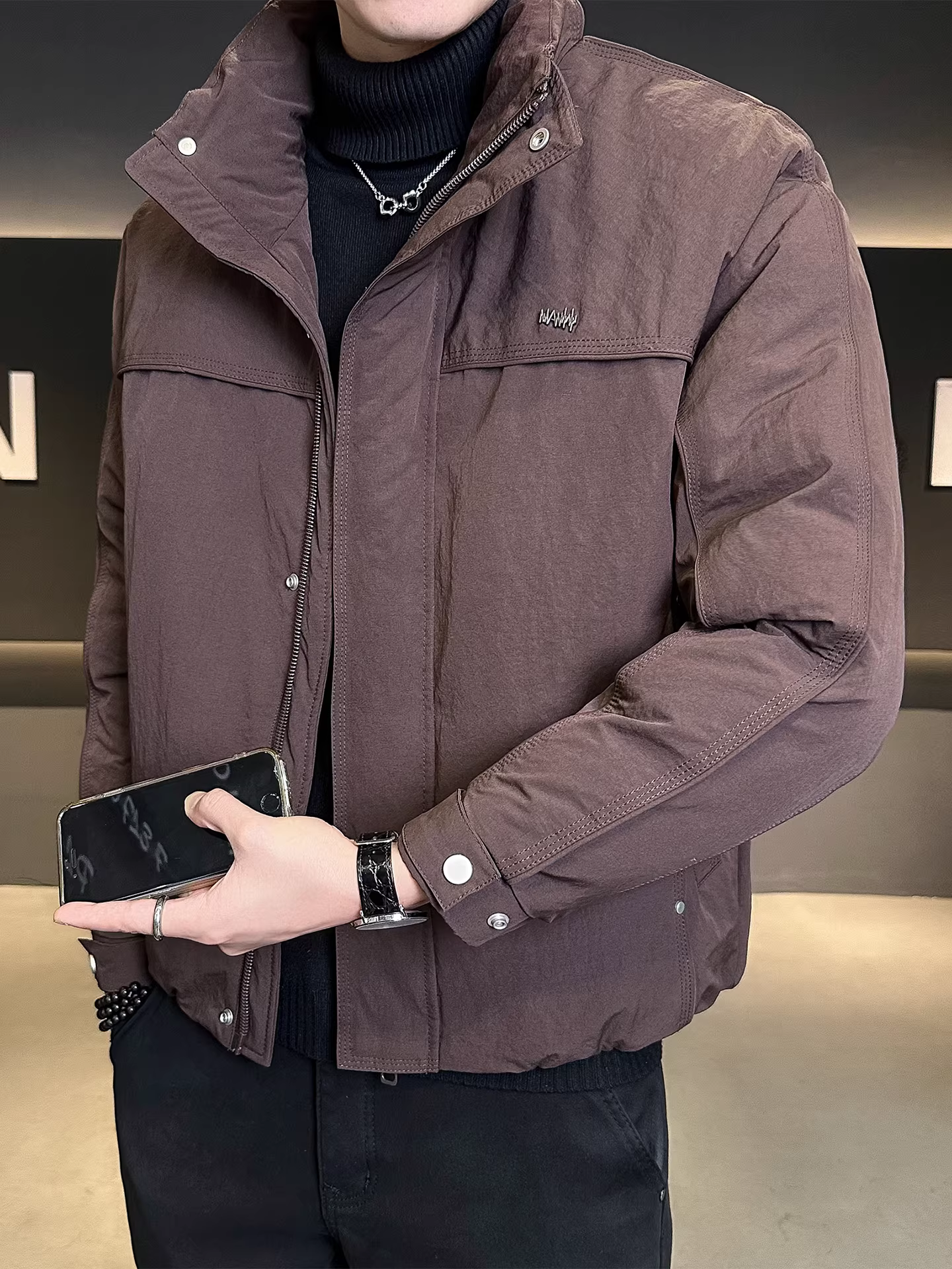 Áo khoác nam cổ đứng, mẫu mới mùa đông 2025, chất lượng cao, dáng rộng, kiểu ngắn, thời trang và hợp xu hướng, dày dặn giữ ấm.