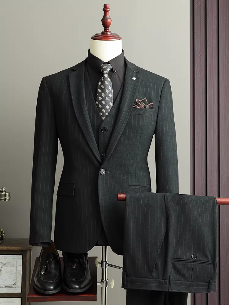 Bộ vest nam kẻ sọc tối màu một nút, kiểu dáng lịch lãm ôm dáng, chất liệu cứng cáp, thích hợp cho đám cưới, tiệc chiêu đãi, có size lớn, bộ ba mảnh