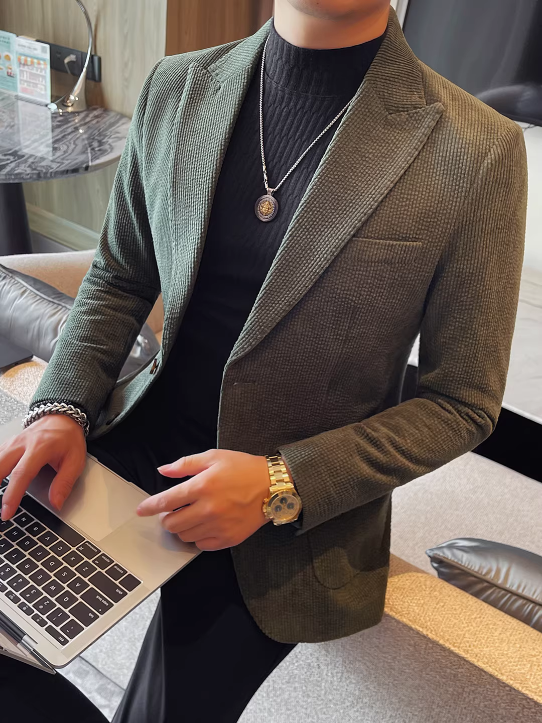 Áo blazer nam chất liệu corduroy, kiểu dáng cổ bẻ, chất dày mùa thu đông, thời trang, hợp xu hướng, ôm dáng, lịch lãm, bộ vest công sở giản dị.