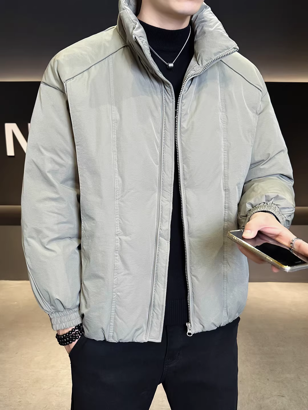 Áo khoác phao cổ đứng dày dặn, thiết kế đơn giản, kiểu dáng ngắn, theo tiêu chuẩn quốc gia mới năm 2025.